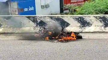 ஸ்கூட்டரில் தீவிபத்து