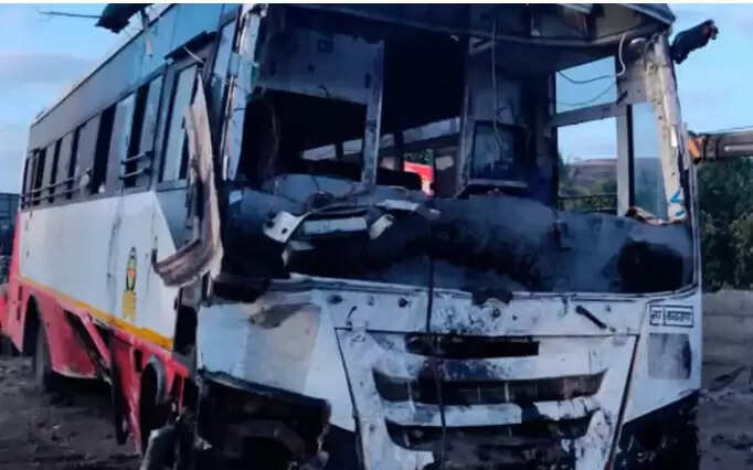 தீப்பிடித்த பேருந்து