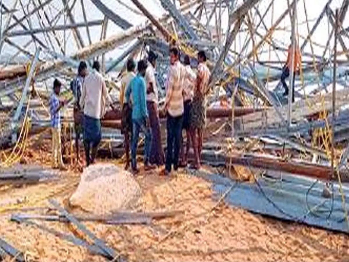 கோபுரம் சரிவு