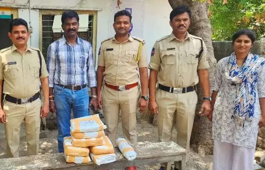 அதிர்ச்சி... ரயில் நிலையம் அருகே 14.7 கிலோ கஞ்சா பறிமுதல்!