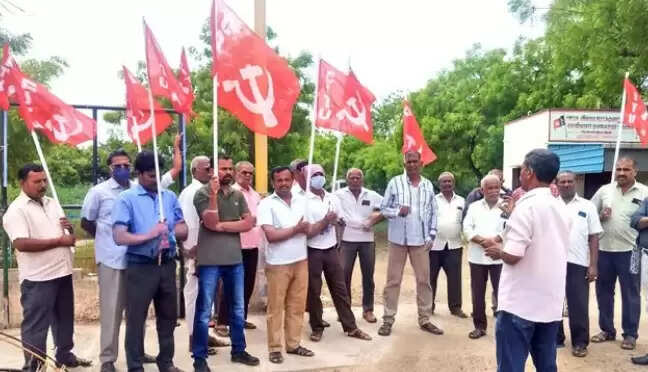 ஊதிய ஒப்பந்தத்தை நிறைவேற்ற வலியுறுத்தி போக்குவரத்து தொழிலாளர்கள் ஆர்ப்பாட்டம்!