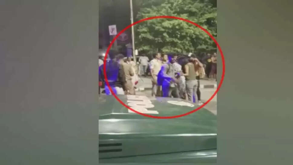 இளம்பெண்கள் அட்டகாசம்