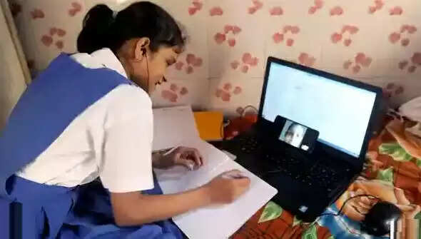 அடி தூள்!! மாணவர்களுக்கு ஸ்மார்ட்போன்!! அதிரடி அறிவிப்பு!!