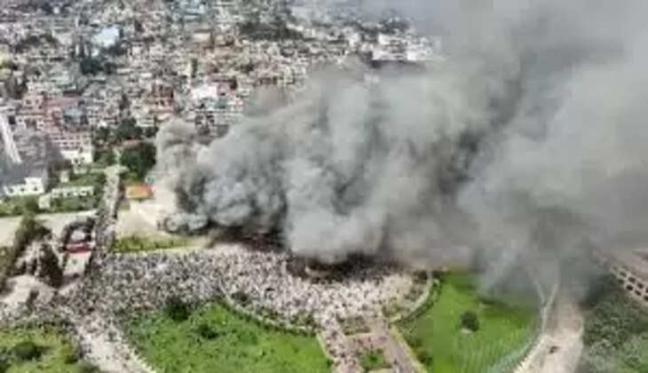 நேபாளத்தில் நீடிக்கும் கலவரம்.. பிரதமர் வீட்டுக்கு தீவைப்பு.. களமிறங்கிய ராணுவம்