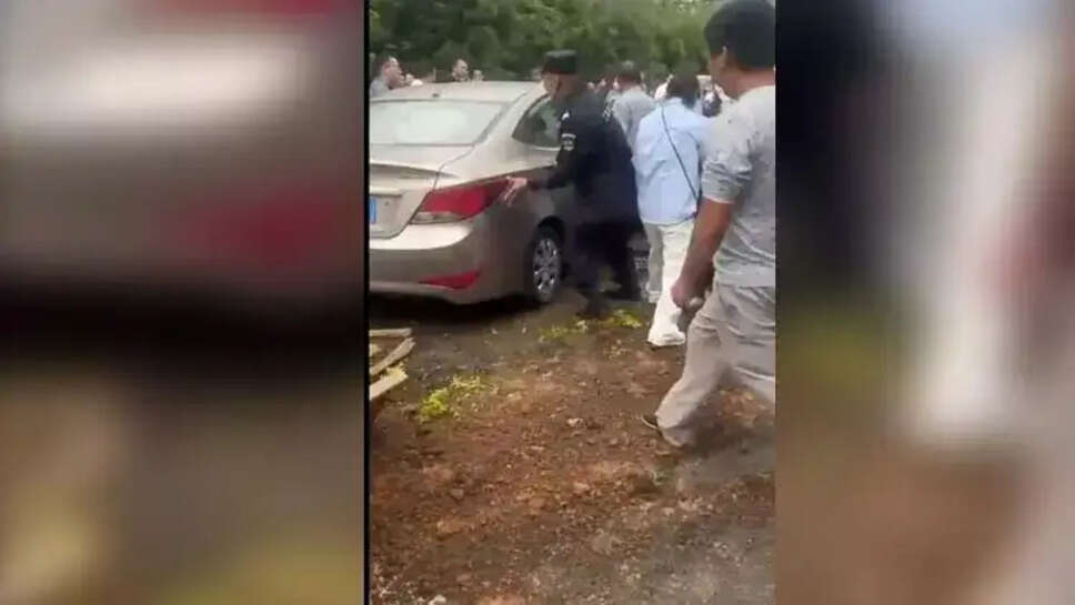 கார் மோதி 5 மாணவர்கள் படுகாயம்