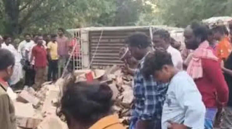 சரக்கு மது ;பீர் லாரி