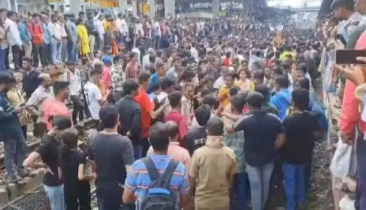  பத்லாபூர் இரண்டு சிறுமிகளை 