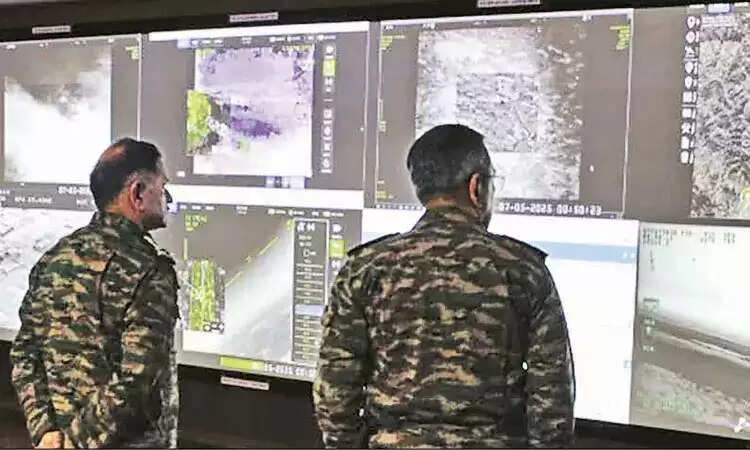 வைரலாகும் போட்டோஸ்... ஆபரேஷன் சிந்தூர் இலச்சினையை வடிவமைத்த 2 ராணுவ வீரர்கள் !