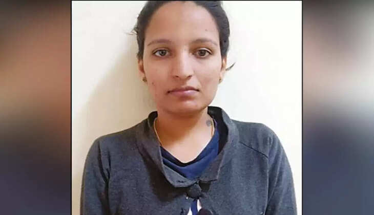 ஆபாச இளம்பெண்