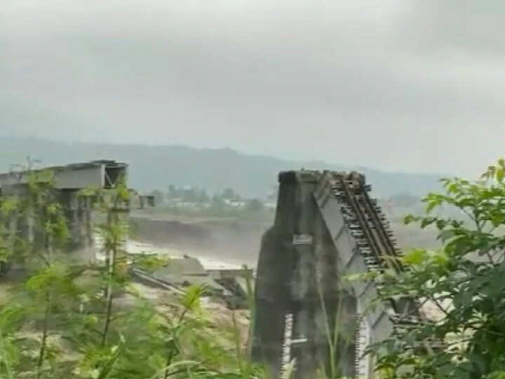 ஆற்றில் ரயில்வே மேம்பாலம்