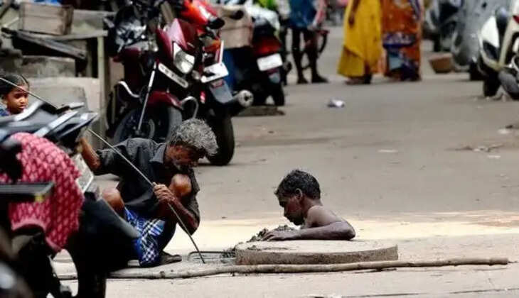 கழிவுநீரை அகற்றும் தொழிலாளர்கள்