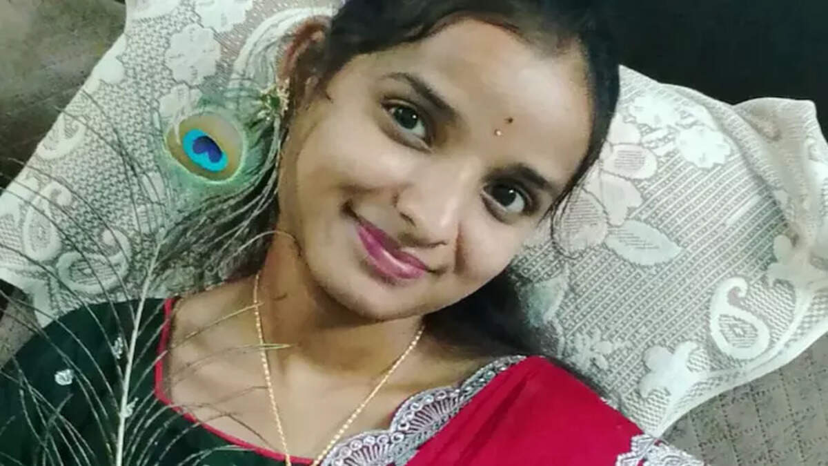 இளம்பெண் கல்லூரி மாணவி