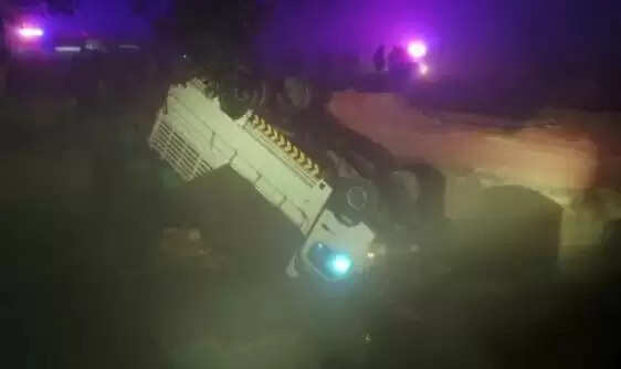 கால்வாய்க்குள் லாரி