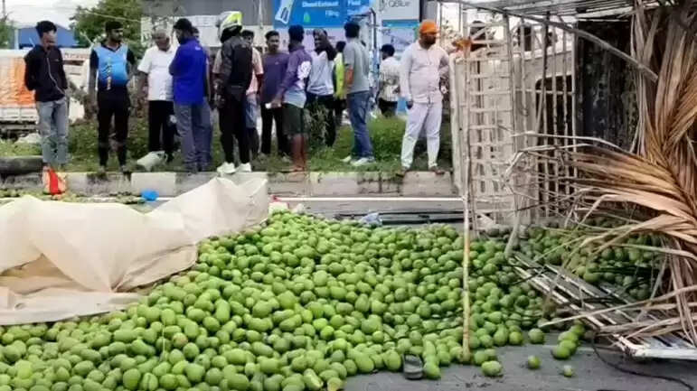 தேசிய நெடுஞ்சாலையில் சரிந்த மாங்காய் லாரி...பெண் துடிதுடித்து பலி!