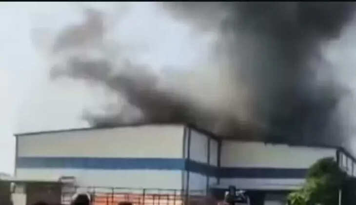 குளிர்பான கிடங்கில் பயங்கர தீ விபத்து... வானுயர எழுந்த புகையால் வாகன ஓட்டிகளுக்கு மூச்சுத்திணறல்!  