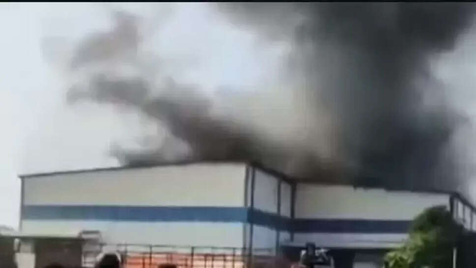 குளிர்பான கிடங்கில் பயங்கர தீ விபத்து... வானுயர எழுந்த புகையால் வாகன ஓட்டிகளுக்கு மூச்சுத்திணறல்! &nbsp;