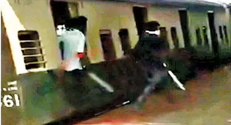 ரயிலில் கத்தி