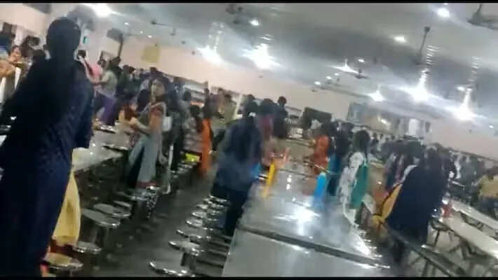 சீமான் சொன்னது நிஜம் தானா? உருட்டுக்கட்டைகளுடன் வடக்கன்ஸ்... அலறியடித்து ஓடிய மாணவிகள்!வைரலாகும் வீடியோ!