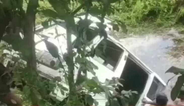 குளத்துக்குள் கார் வாகனம்