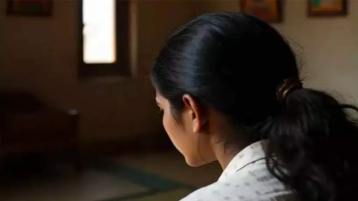 கல்லூரி இளம்பெண்  மாணவி 