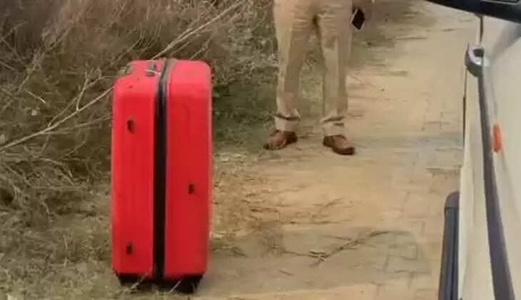 சிவப்பு சூட்கேஸ்