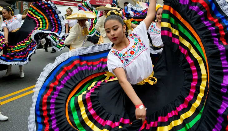 இளம்பெண் நடனம் பாரம்பரிய மெக்சிகோ வசந்த காலம் 