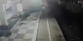 ரயில் முன் கொலை