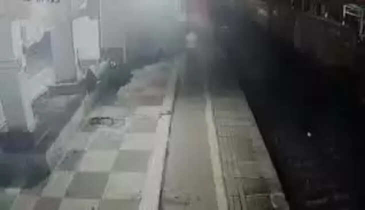 ரயில் முன் கொலை