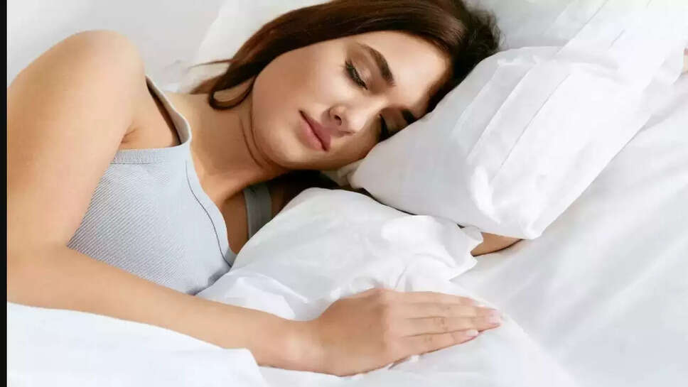 இளம்பெண் தூக்கம் மயக்கம் படுக்கையறை