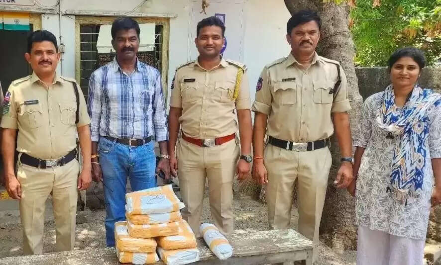 அதிர்ச்சி... ரயில் நிலையம் அருகே 14.7 கிலோ கஞ்சா பறிமுதல்!