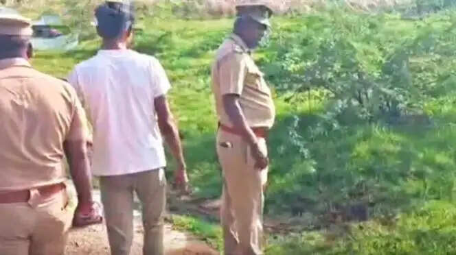 போலீசார் கொலை வெட்டிக்கொலை
