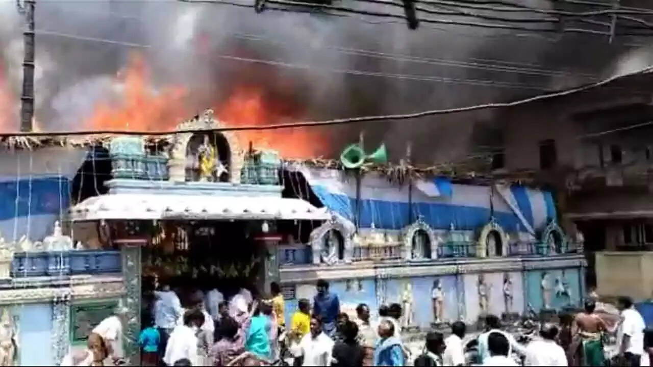 பற்றி எரிந்த கோவில்