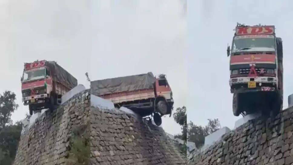 அந்தரத்தில் தொங்கிய லாரி