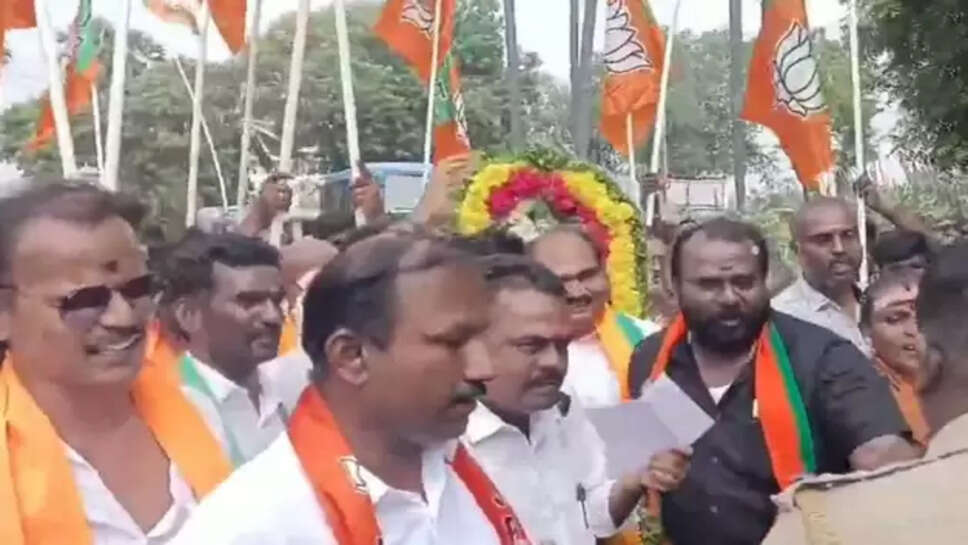 &nbsp;மலர்வளையம் வைத்து முக்காணி பாலத்திற்கு முதலாமாண்டு நினைவஞ்சலி