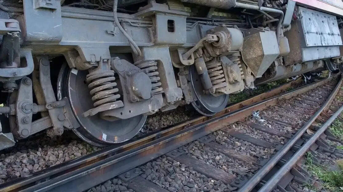 தீபாவளியன்று மதுரையில் தடம் புரண்ட ரயில்.... ஊழியர்களின் கவனக்குறைவே காரணம்?! விசாரணையில் அதிர்ச்சி!