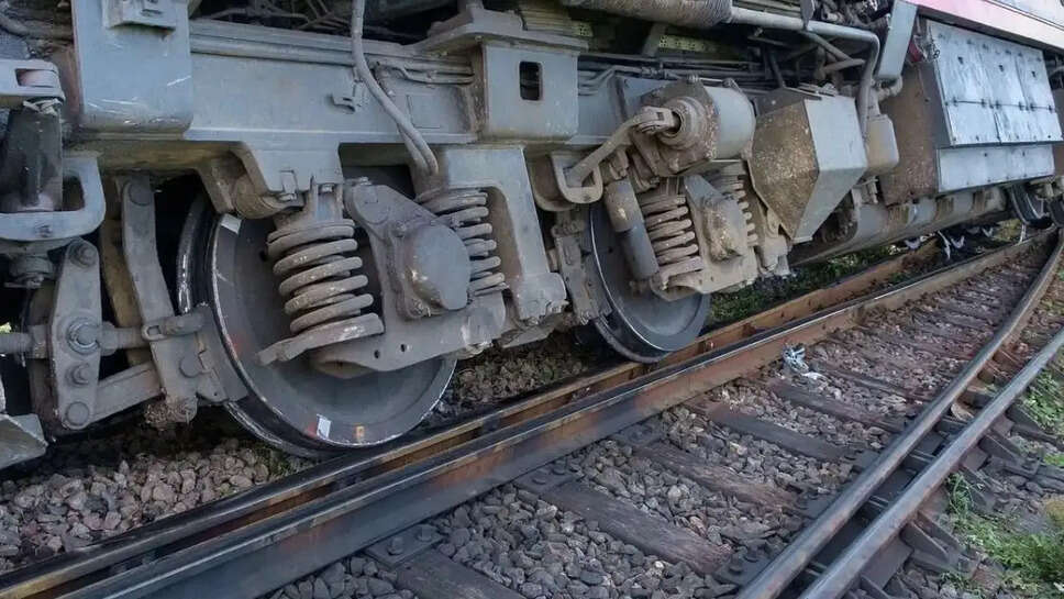 தீபாவளியன்று மதுரையில் தடம் புரண்ட ரயில்.... ஊழியர்களின் கவனக்குறைவே காரணம்?! விசாரணையில் அதிர்ச்சி!