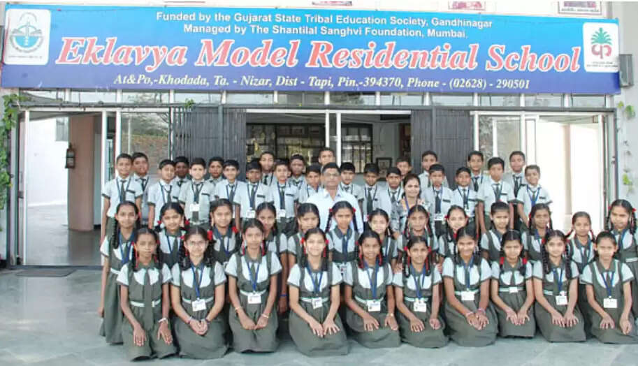 பழங்குடியின மாணவிகள்