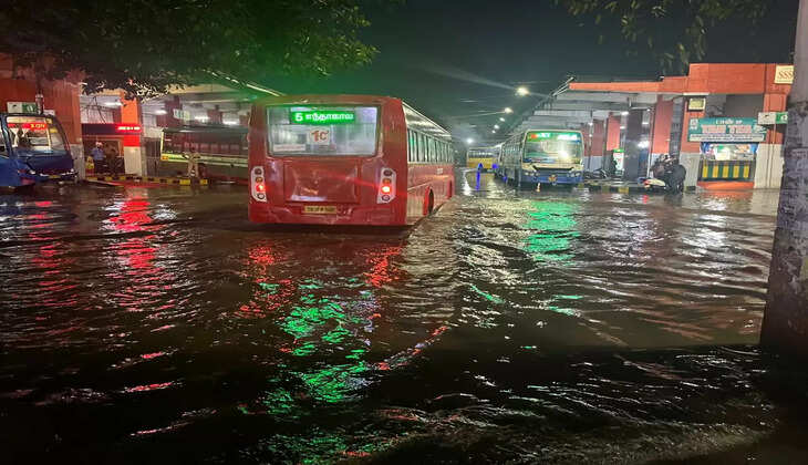 குளம் போல் மாறிய சாலைகள்... சுரங்கப்பாதையில் சிக்கிய பேருந்து... 35 பயணிகள் மீட்பு!