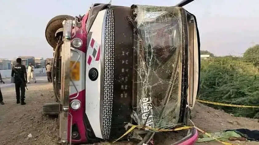 பாகிஸ்தான் பேருந்து விபத்து