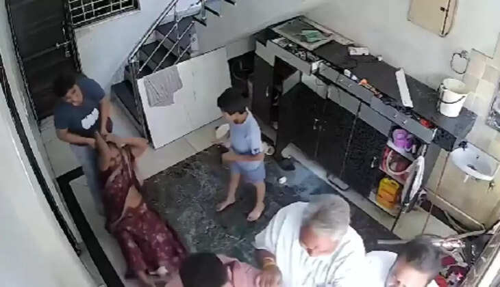 பகீர் சிசிடிவி காட்சிகள்... மாமியாரின் முடியை பிடித்து தரதரவென இழுத்த மருமகள்!&nbsp;