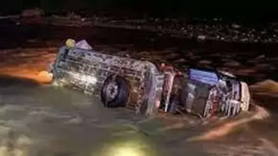 வெள்ளத்தில் பேருந்து