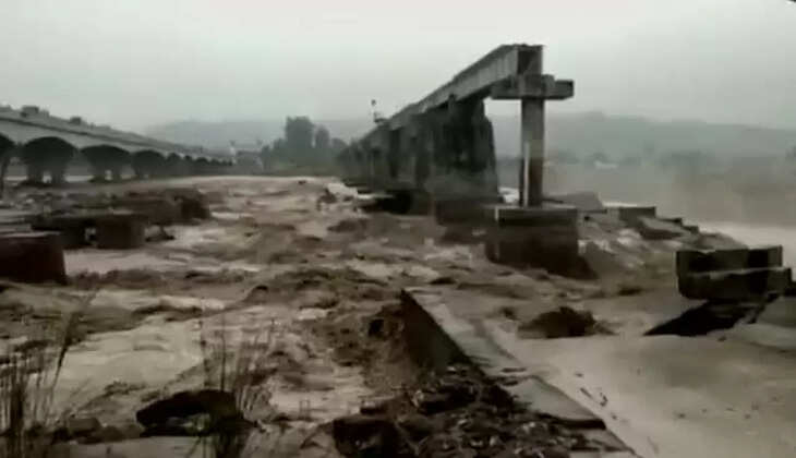 ஆற்றில் ரயில்வே மேம்பாலம்