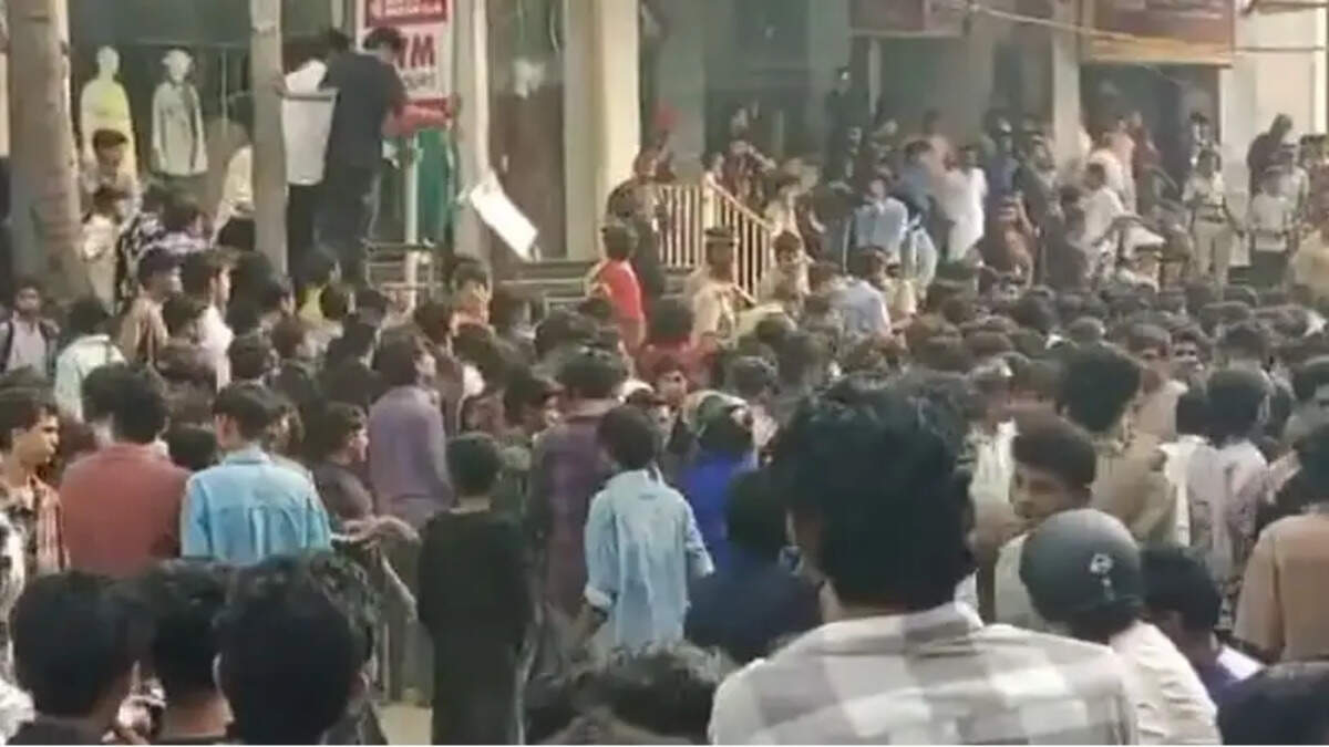 ஷூ திறப்புவிழா கூட்டம்