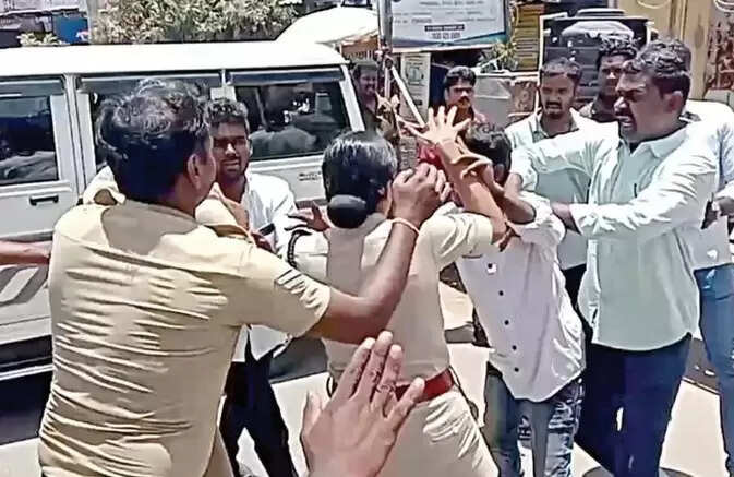 டிஎஸ்பி காயத்ரி