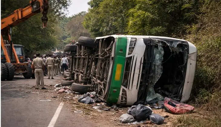 பேருந்து கவிழ்ந்து