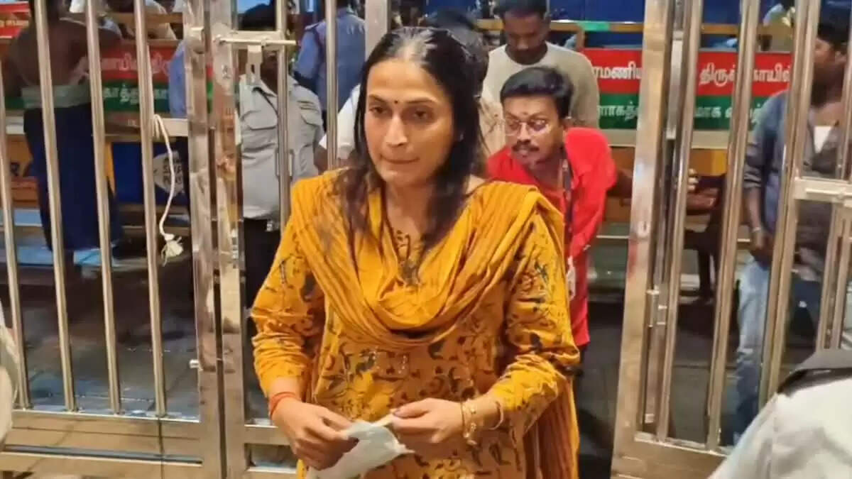 ஐஸ்வர்யா ரஜினி திருச்செந்தூர்