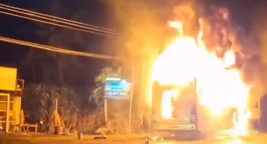 பேருந்து திடீரென தீப்பற்றி எரிந்ததால் பரபரப்பு!
