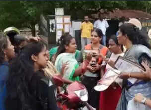 கல்லூரி மாணவிகள்