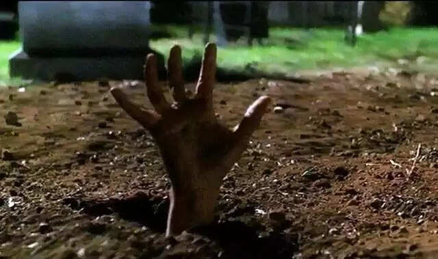 க்ரைம் உயிருடன் புதைத்து மண்வெட்டி பள்ளம் மணல் கொலை புதைக்குழி