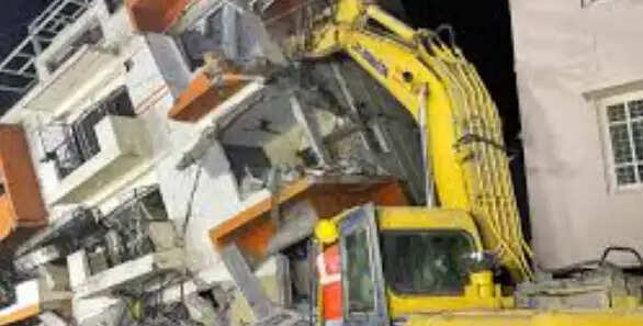 இடிந்த வீடுகள்